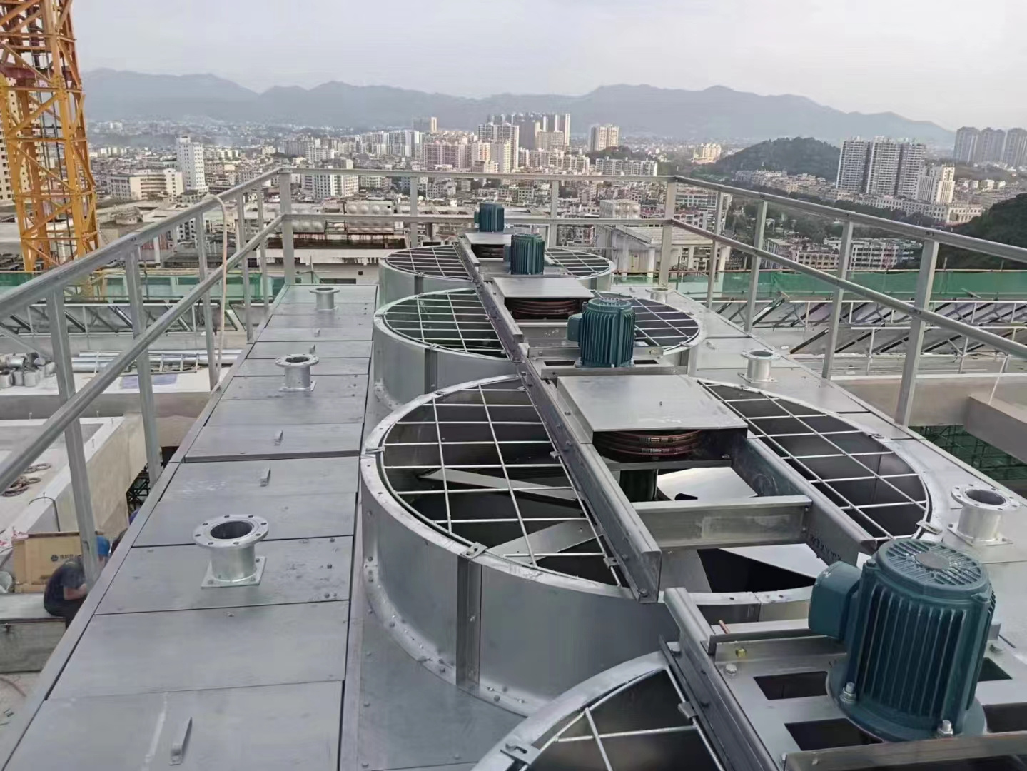 大型空調(diào)機(jī)組聲音擾民怎么辦,冷卻塔風(fēng)機(jī)噪聲治理方法？,大型空調(diào)機(jī)組制
